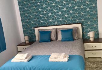 Lightning Vacation House has Balcony rooms