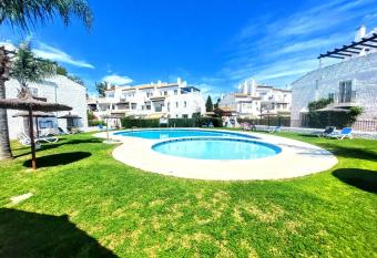 EL PARAISO GOLF Y PLAYA has rooms with a private hot tub