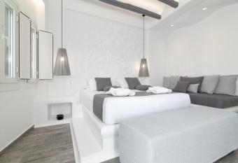 El_Puerto Luxury port suites has rooms with a private hot tub