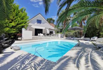 Villa Palm Art - Family - Pool - Garden - Gym allows 18 year olds to book a room