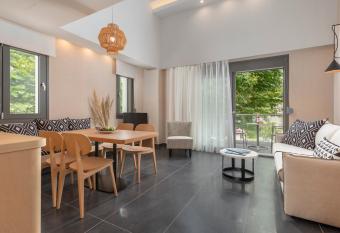 ALPE LUXURY ACCOMMODATION Penelope Collection has rooms with a private hot tub