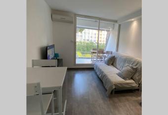 Superbe appartement climatis      3 min de la mer has Balcony rooms