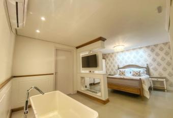 Pousada Ville Vie allows 18 year olds to book a room