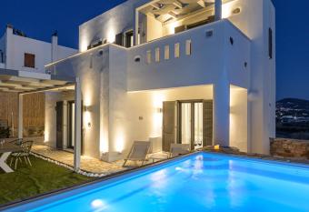 Villa Bazeos has rooms with a private hot tub