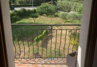 Appartement ind  pendant dans villa, entre Fr  jus et StRapha  l allows 18 year olds to book a room