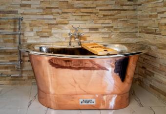 Relax in Super Size Copper Tub - 2 bedroom villa allows 18 year olds to book a room