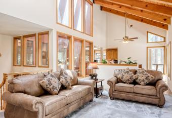 Marshall Retreat has Balcony rooms