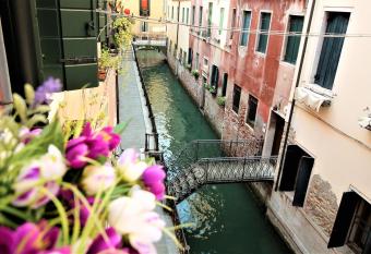 Charming canal view San Marco apartment has Balcony rooms