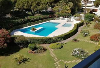 Studio Piscine    5 minutes des plages du couchant has Balcony rooms