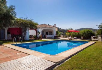 Villa La Higuera, swimmingpool, parking, sea views allows 18 year olds to book a room