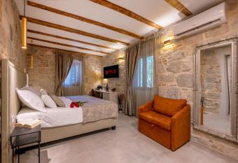 Old Spalatrum Luxury Rooms allows 18 year olds to book a room