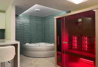 Spa apartman Sobhe has rooms with a private hot tub