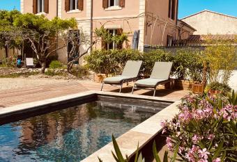 La maison Gerval allows 18 year olds to book a room