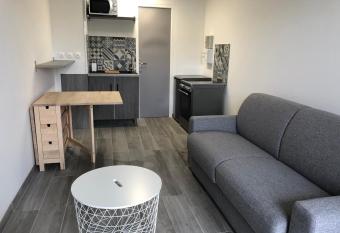 Studio    50 m de la mer avec parking privatif allows 18 year olds to book a room