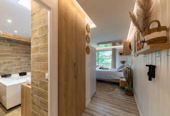 LE QUINTESSENCE: Baln  o & Luminoth  rapie + parking has Balcony rooms