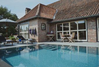 La Maison Des Papillons has Balcony rooms