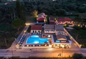 Sunshine Apartments has Balcony rooms