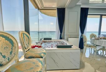 Luxury by the sea, Mamaia has rooms with a private hot tub