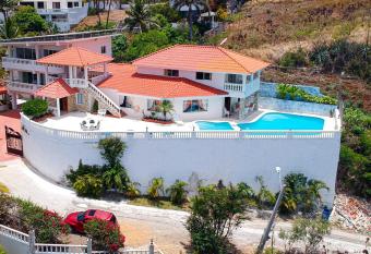 7 bedroom with sceniv view of nature has Balcony rooms