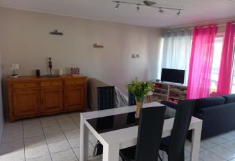 Secteur Petit March   Grand T2 et garage    5 min a pied de la plage allows 18 year olds to book a room