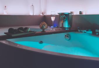 Le Dimore del Borgo - Room & Breakfast has rooms with a private hot tub