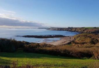 Beautiful Chic Cottage Private Access To Beach has Balcony rooms