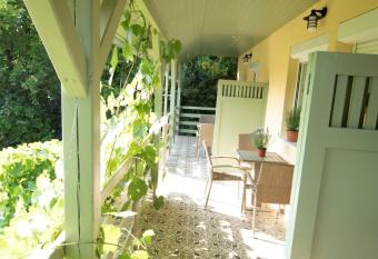 King Kong Kapit  ny Vend  gh  z has Balcony rooms