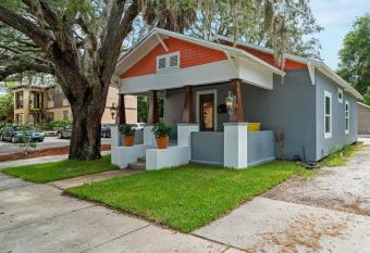 Hibiscus Hideaway has Balcony rooms
