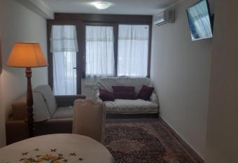 L Oleandro casa vacanze allows 18 year olds to book a room