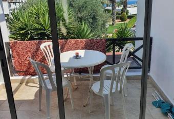 Beautiful 2 bedrooms flat,near beach,free parking has Smoking/Balcony rooms