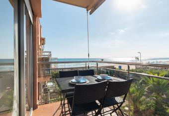 Ocean view apartment renovated has Balcony rooms