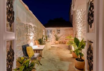 Town House Rosario has Balcony rooms