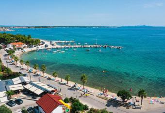 1oak villa has rooms with a private hot tub