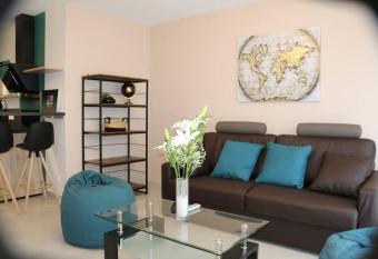 T2 45m   tr  s calme proche gare train / routi  re has Balcony rooms