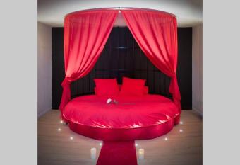 LOVEROOM REIMS allows 18 year olds to book a room