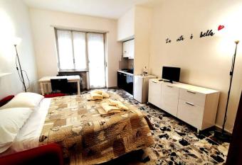 Locazione Turistica La Primula allows 18 year olds to book a room