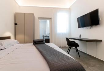 32 venti allows 18 year olds to book a room