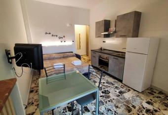 Locazione Turistica Casa Gardenia allows 18 year olds to book a room