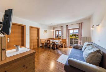 Florerhof Ferienwohnung Flieder has Balcony rooms