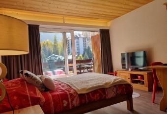 Magnifique studio r  nov   au coeur des 4 Vall  es has Balcony rooms