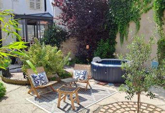 Chambre d h  te des Thermes allows 18 year olds to book a room