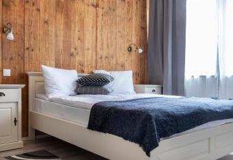 Airport Wanderer Inn - V  ndor fogad   has Balcony rooms