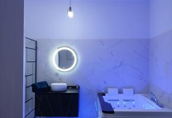 Suite Miro Charme et volupt   allows 18 year olds to book a room