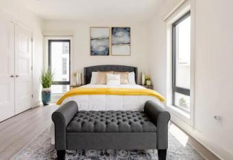 Ritzy Downtown Studio Apt FREE PARKING has Balcony rooms