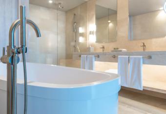 Sofitel Bar   Calablanca has rooms with a private hot tub