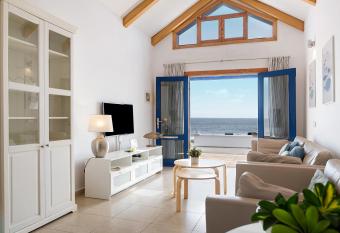 La Mariana has Balcony rooms