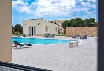 Dimora Savarino Villa con Piscina has rooms with a private hot tub