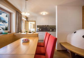 Rosalpina Apt 2 has Balcony rooms