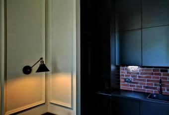 Jacuzzi Spa Black Apartment has rooms with a private hot tub