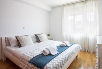 Spacious 2BDR Apartment with a Cute Balcony allows 18 year olds to book a room